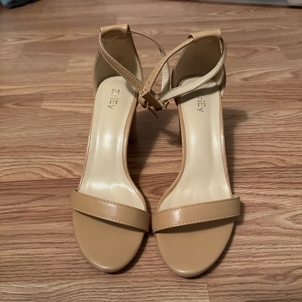 Size 8 tan sandal with chunky heel